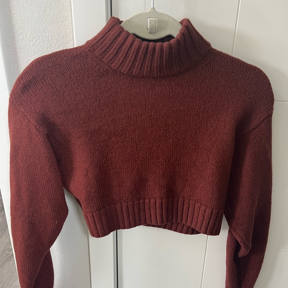 Aritzia Burnt red crop sweater. Size XS
